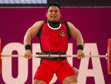 Lifter Indonesia, Muhammad Zul Ilmi berkompetisi pada nomor angkat besi putra 89kg SEA Games 2023 di Hanoi Sports Training and Competition Center, Hanoi, Vietnam, Minggu (22/5/2022). Zul meraih medali perak setelah melakukan total angkatan 328kg (145kg snatch dan 183kg clean & jerk). (AP Photo/Tatan Syuflana)