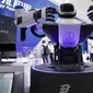 Pengunjung berdiri di dekat robot yang diproduksi China Aerospace Science and Technology Corporation yang menangani program luar angkasa China selama Pameran Airshow China 2021 di Zhuhai di provinsi Guangdong, China (38/9/2021). (AP Photo/Ng Han Guan)