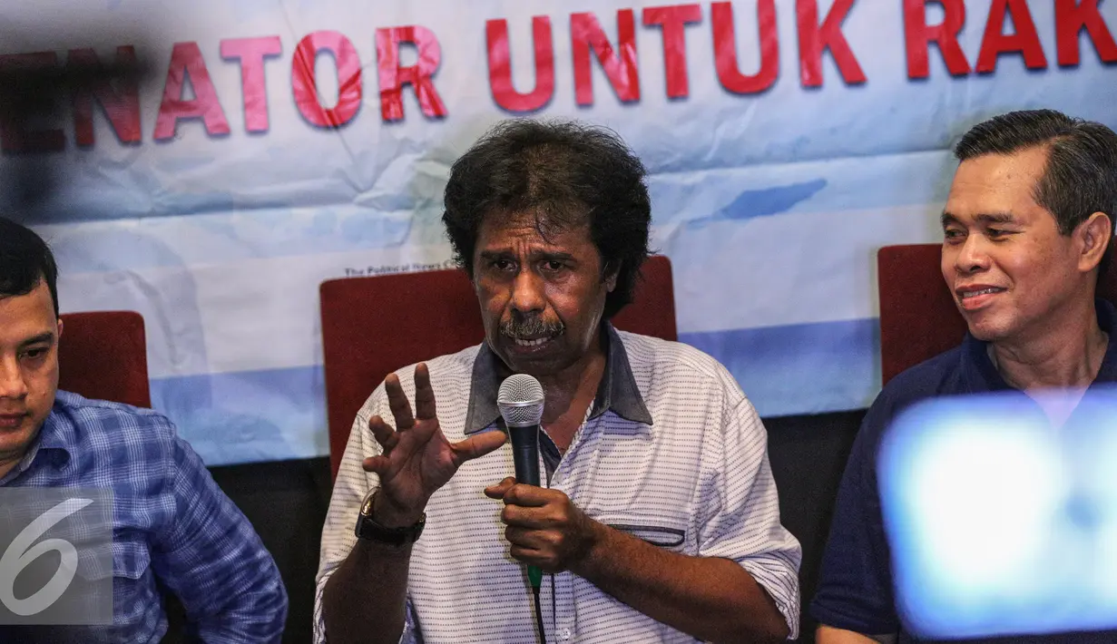 Pakar Hukum Margarito (tengah) saat menjadi pembicara diskusi Membaca Peta Kabinet, Pro Daerah ataukah Pro Status Quo? di Jakarta, Minggu (13/9/2015). Diskusi membahas kinerja menteri Paska Reshuffle Kabinet. (Liputan6.com/Faizal Fanani)