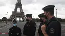 Petugas polisi Prancis mengamankan jembatan menuju Menara Eiffel di Paris, Rabu (23/9/2020). Polisi Paris telah memblokir daerah sekitar Menara Eiffel setelah ancaman bom telepon. (AP Photo / Michel Euler)