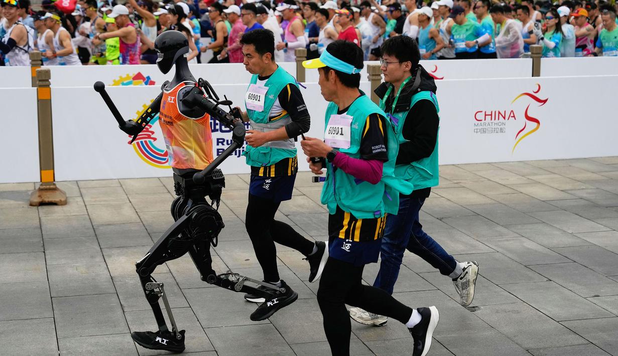 Robot humanoid Tiangong Ultra berkompetisi dalam ajang lari half marathon yang berlangsung di Beijing, China, Sabtu (19/04/2025). (AP Photo/Ng Han Guan)