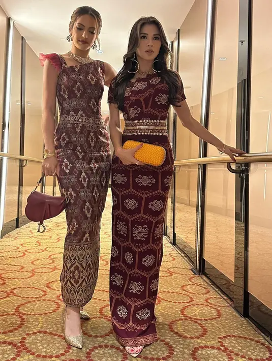 Setelah proses fitting, Nia Ramadhani menghendaki dressnya dibuat dari kain tenun. [Foto: Instagram/ramadhaniabakrie]