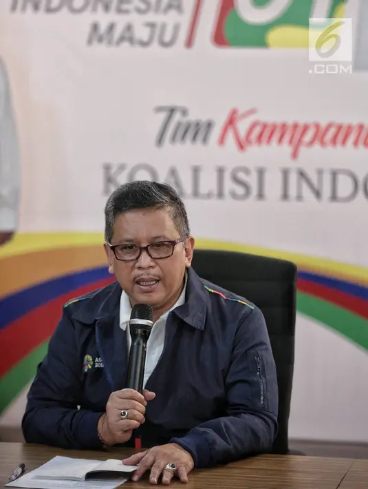 Sekretaris Tim Kampanye Nasional (TKN) Hasto Kristiyanto memberikan keterangan di Posko Cemara, Jakarta, Minggu (30/12). Dalam keteranganya Hasto menjelaskan isu-isu dan refleksi akhir tahun 2018. (Liputan6.com/Faizal Fanani)