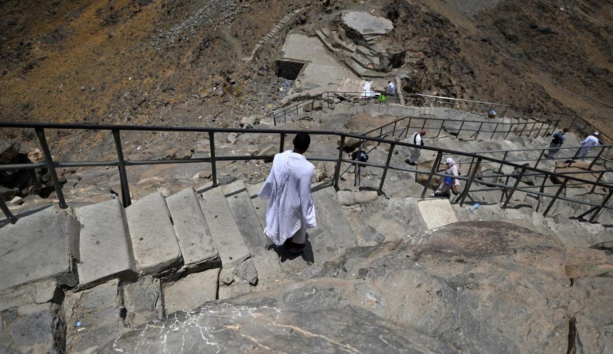 <p>Dalam buku Riyadhul Mu&rsquo;min, disebutkan bahwa sesekali Nabi Muhammad SAW turun dari Gua Hira untuk menemui istrinya, Siti Khadijah, dan mencari bekal yang telah habis. Namun, banyak yang menceritakan bahwa Siti Khadijah juga sangat rajin membawakan makanan dan minuman untuk Nabi Muhammad SAW. (Sajjad HUSSAIN/AFP)</p>