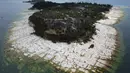 Pemandangan semenanjung Sirmione, di danau Garda, Italia, Jumat (12/8/2022). Permukaan air Danau Garda telah turun secara kritis menyusul kekeringan parah yang mengakibatkan munculnya bebatuan di sekitar Semenanjung Sirmione. (AP Photo/Antonio Calanni)