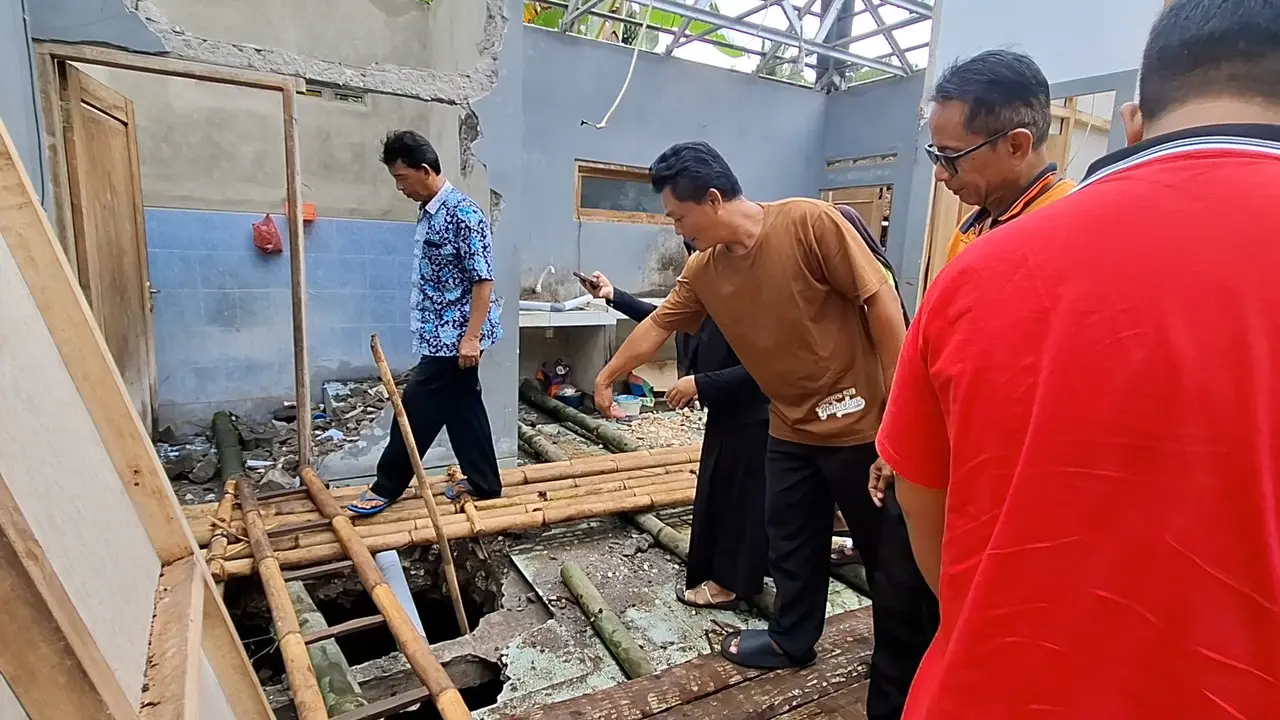 Rumah warga Gunungkidul berdiri di atas lubang besar. (Liputan6.com/Hendro Ary Wibowo)