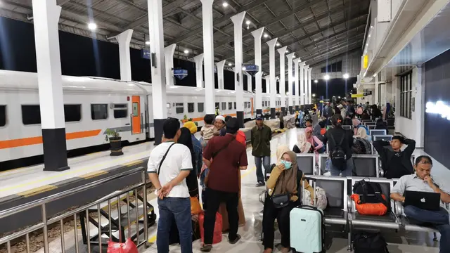 Penumpang Kereta Api antre masuk ke dalam kereta di Stasiun Ketapang Banyuwangi (Istimewa)