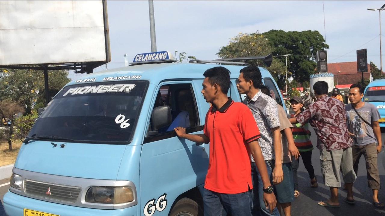Demo Tolak Taksi Online, Sopir Angkot Cirebon Sweeping Sesama