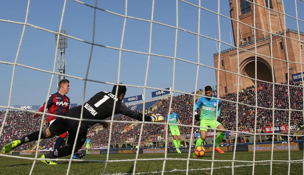 Aksi pemain Inter Milan, Gabriel Barbosa (kanan) saat membobol gawang Bologna pada lanjutan Serie A di Stadio Renato Dell'Ara, Italy, (19/2/2017). Inter menang 1-0. (Giorgio Bnevenuti/ANSA via AP)