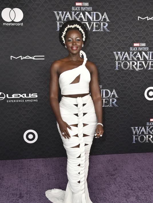 Lupita Nyong'o berpose saat menghadiri pemutaran perdana film Black Panther: Wakanda Forever" di Dolby Theatre di Los Angeles pada Rabu, 26 Oktober 2022. Nyong'o menampilkan pesonanya dengan pakaiannya yang seksi, pemenang Academy Award itu terlihat mengunakan segitiga di bagian depan rok yang berkerut. (Photo by Richard Shotwell/Invision/AP)