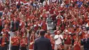 Para penonton memberikan tepuk tangan untuk menghormati petenis Spanyol, Rafael Nadal saat acara seremoni perpisahan selama Prancis Open 2025 di lapangan Philippe-Chatrier, Roland Garros Stadium, Paris, Prancis, Minggu (25/05/2025) waktu setempat. (AP Photo/Lindsey Wasson)