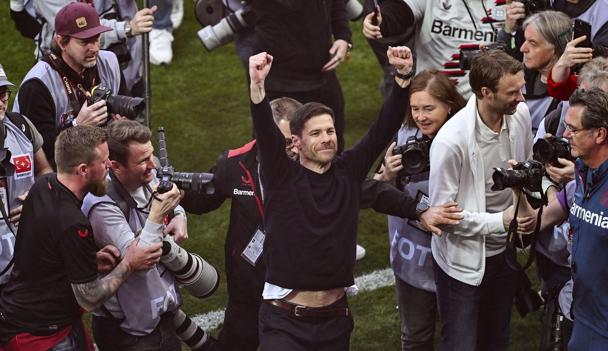 <p>Pada musim kedua, Xabi terus membawa Bayer Leverkusen tampil mengagumkan. Mereka bahkan tak pernah sekalipun mencicipi kekalahan dalam 43 laga hingga akhirnya dikukuhkan sebagai sang juara. (AP Photo/DPA/David Inderlied)</p>