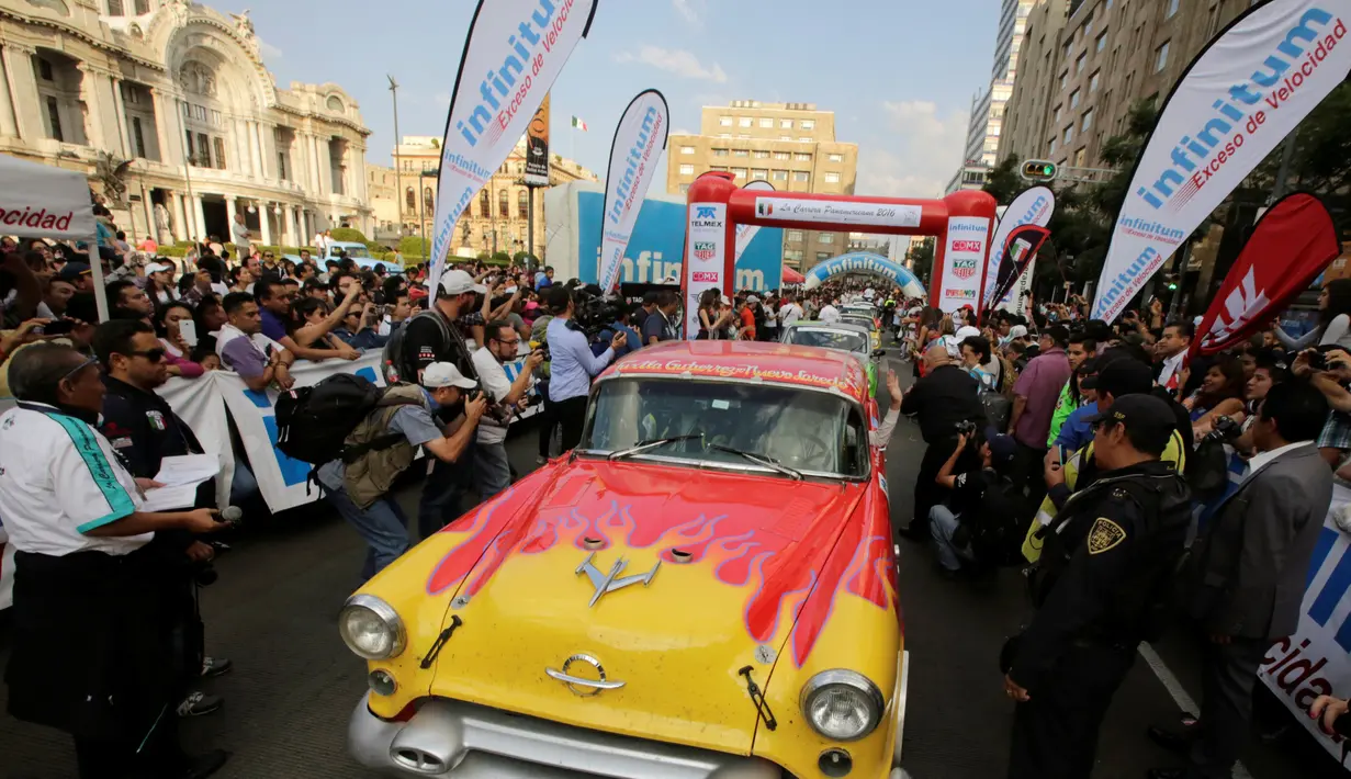 Pengunjung memadati kiri kanan jalan saat acara Carrera Panamericana di Meksiko, Sabtu (15/10). Carrera Panamericana adalah perlombaan mobil antik yang digelar di Meksiko selama 7 hari. (REUTERS / Henry Romero) 