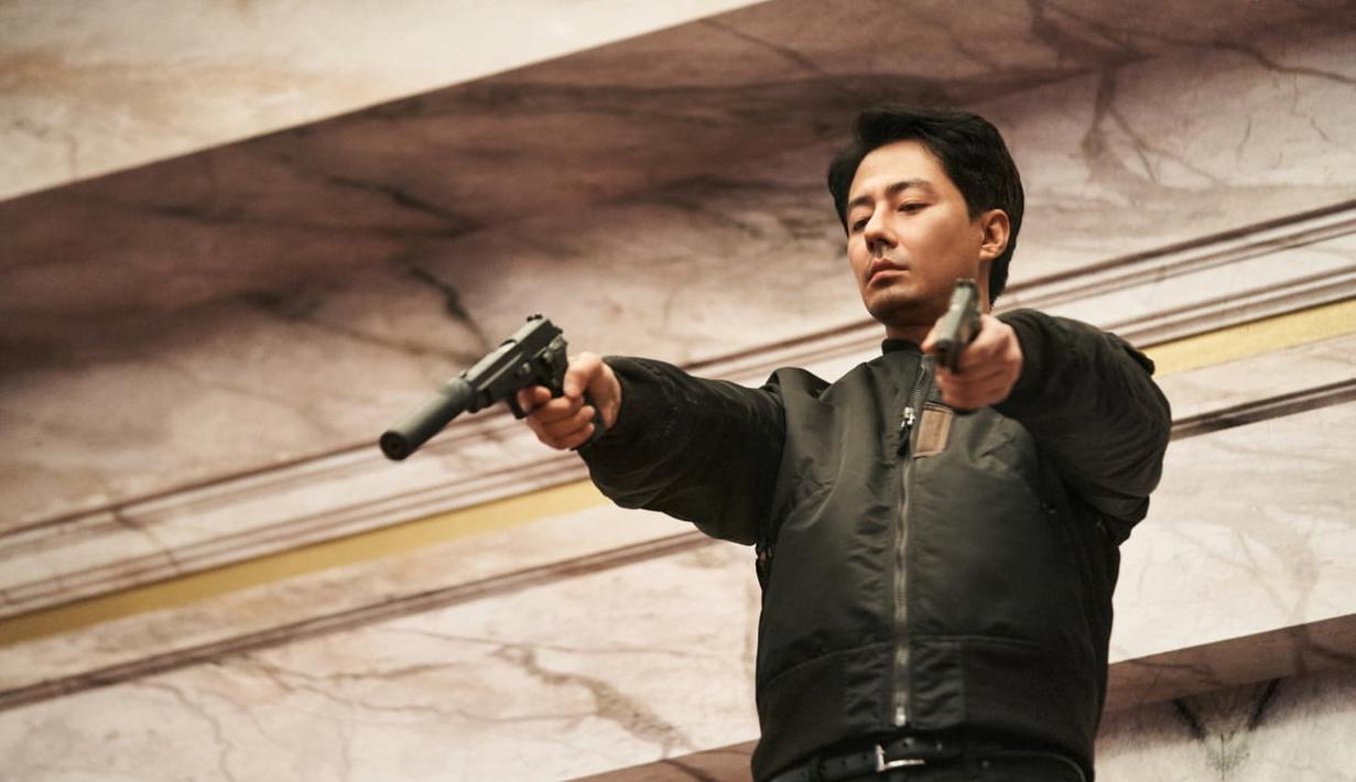 Kim Doo Shik yang selalu memasang wajah poker bahkan dalam situasi mendesak, akhirnya meluapkan emosinya saat menghadapi seseorang.(Foto: Disney Plus Hotstar via Soompi)