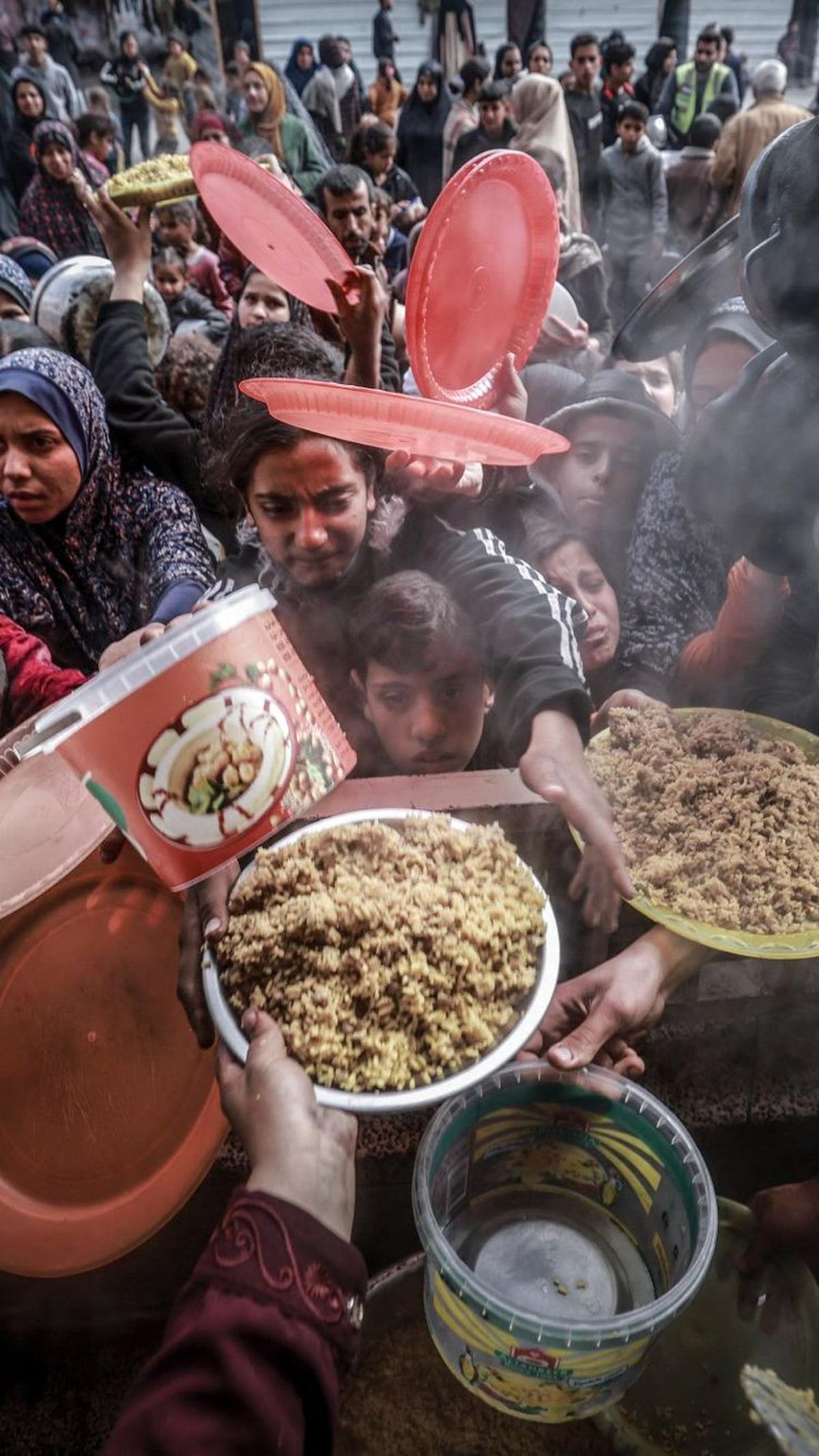 Di sebuah sekolah pemerintah yang diubah menjadi kamp pengungsian, warga Palestina menghadapi kelaparan.&nbsp;Mohammed Abed/AFP