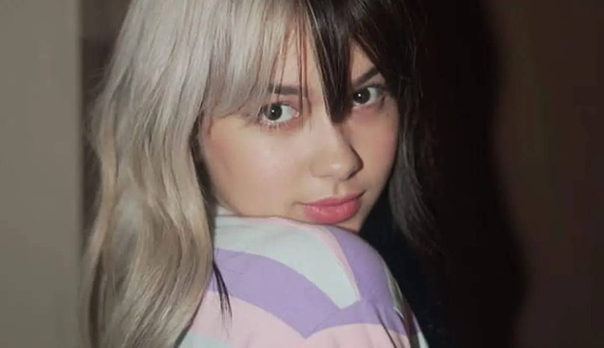 Salah satunya, Rebecca Klopper eksperimen warna rambut seperti Jennie BLACKPINK dengan hitam putih [@rklopperr___]