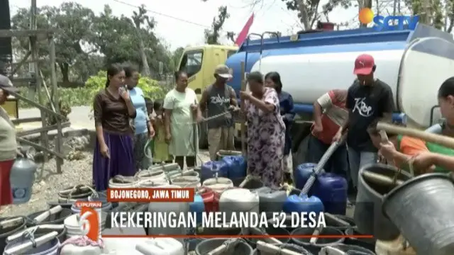Warga Bojonegoro, Jawa Timur, harus antre demi dapatkan air bersih di musim kemarau yang panjang.