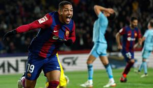 Pemain Barcelona Vitor Roque (kiri) melakukan selebrasi setelah mencetak gol ke gawang Osasuna saat pertandingan sepak bola La Liga Spanyol melawan Osasuna di Stadion Olimpic Lluis Companys di Barcelona, Spanyol, Rabu, 31 Januari 2024. (AP Photo/Joan Monfort)