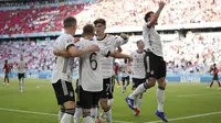 Timnas Jerman melakukan selebrasi setelah gol ketiga dari Kai Havrets pada pertandingan Grup F EURO 2020 antara Portugal melawan Jerman di Allianz Arena, Jerman pada Sabtu (19/06/2021). (AP/Matthias Schrader)