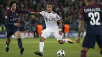 Bek PSG, Adrien Rabiot, berebut bola dengan gelandang Bayern Munchen, Thiago Alcântara, pada laga Liga Champions di Stadion Parc des Princes, Kamis, Rabu (27/9/2017). PSG menang 3-0 atas Bayern Munchen. (AP/Thibault Camus)