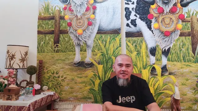 Budayawan Garut Franz Limiart di depan Zocha Graha Kriya produk akar wangi miliknya