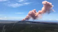 Penampakan abu vulkanik melambung ke langit saat Gunung Kilauea meletus di Big Island Hawaii, (3/5). Badan Survei Geologi Amerika Serikat (USGS) melaporkan erupsi terjadi sekitar pukul 16.45 sore waktu setempat. (Survei Geologi AS via AP)