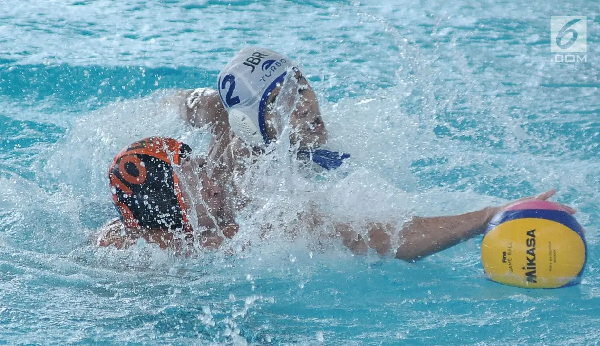 Pemain DKI Jakarta, Ridjkie (kiri) berebut bola pemain Jawa Barat, Zaenal Arifin saat final polo air Kejuaraan Aquatik Indonesia Open 2017 di Stadion Akuatik GBK, Jakarta, Jumat (15/12). DKI Jakarta unggul 12-7. (Liputan6.com/Helmi Fithriansyah)