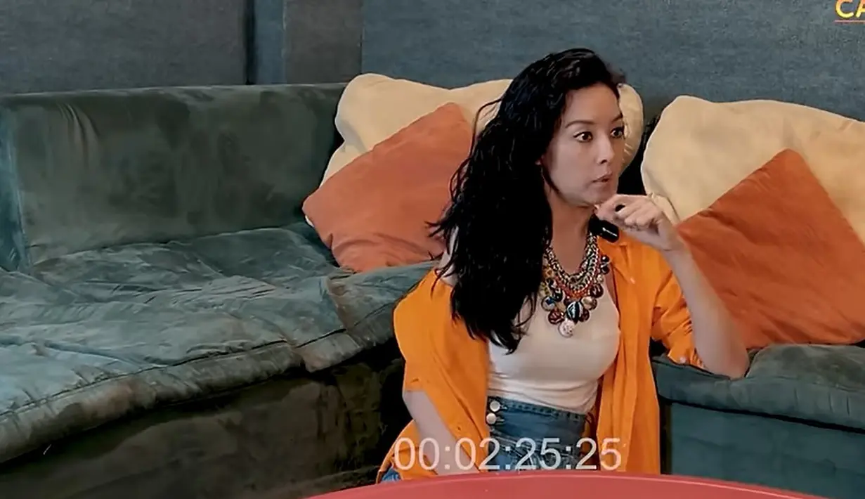 Hingga Ferdy bertanya ketiga kalinya, Putri Patricia tetap tak mau menjawab. Putri lantas menjawab pertanyaan Ferdi terkait kepribadian drummer Element tersebut.  [Youtube/Ferdy ELEMENT]