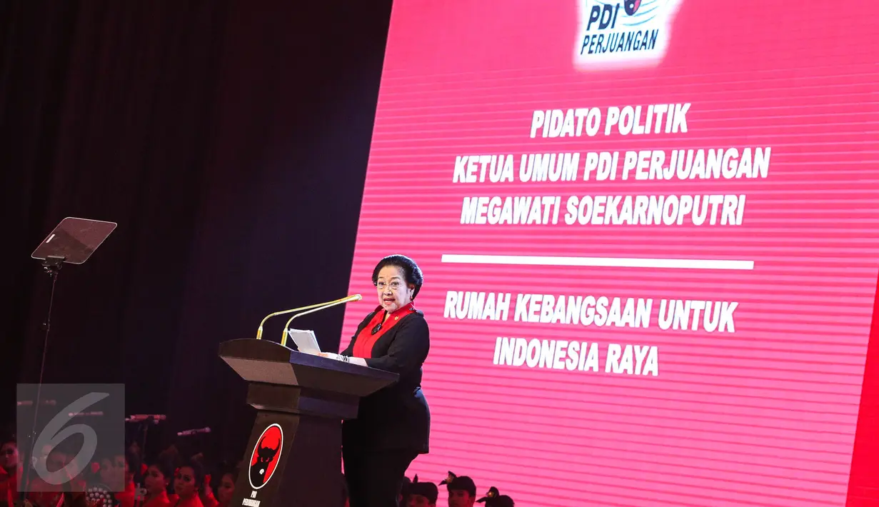 Ketua Umum PDI Perjuangan, Megawati Soekarnoputri menyampikan pidato politiknya pada HUT PDIP ke -44 di JCC, Jakarta Pusat, Selasa (10/1). Perayaan HUT ke-44 PDI Perjuangan dihadiri Presiden Jokowi dan Wapres Jusuf Kalla. (Liputan6.com/Faizal Fanani)