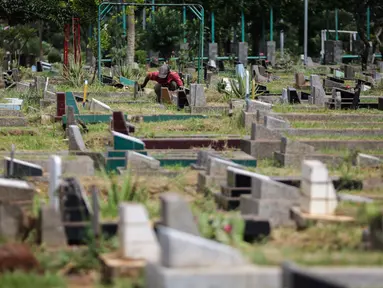 Petugas makam membersihkan area pemakaman di Tempat Pemakaman Umum (TPU) Utan Jati, Jakarta, Kamis (11/1). Pemprov DKI Jakarta menyiapkan anggaran Rp 400 miliar untuk pengadaan lahan makam TPU pada tahun ini. (Liputan6.com/Faizal Fanani)