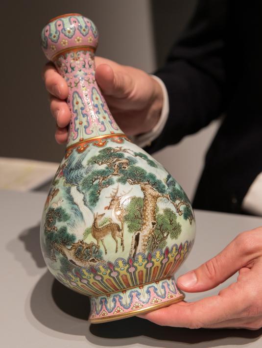 Sebuah vas China antik yang diyakini berasal dari masa Dinasti Qing pada abad ke-18 diperlihatkan di rumah lelang Sotheby, Paris, Selasa (22/5). Vas itu akan menjadi bintang dalam pelelangan yang akan digelar pada 12 Juni mendatang. (AFP/Thomas SAMSON)