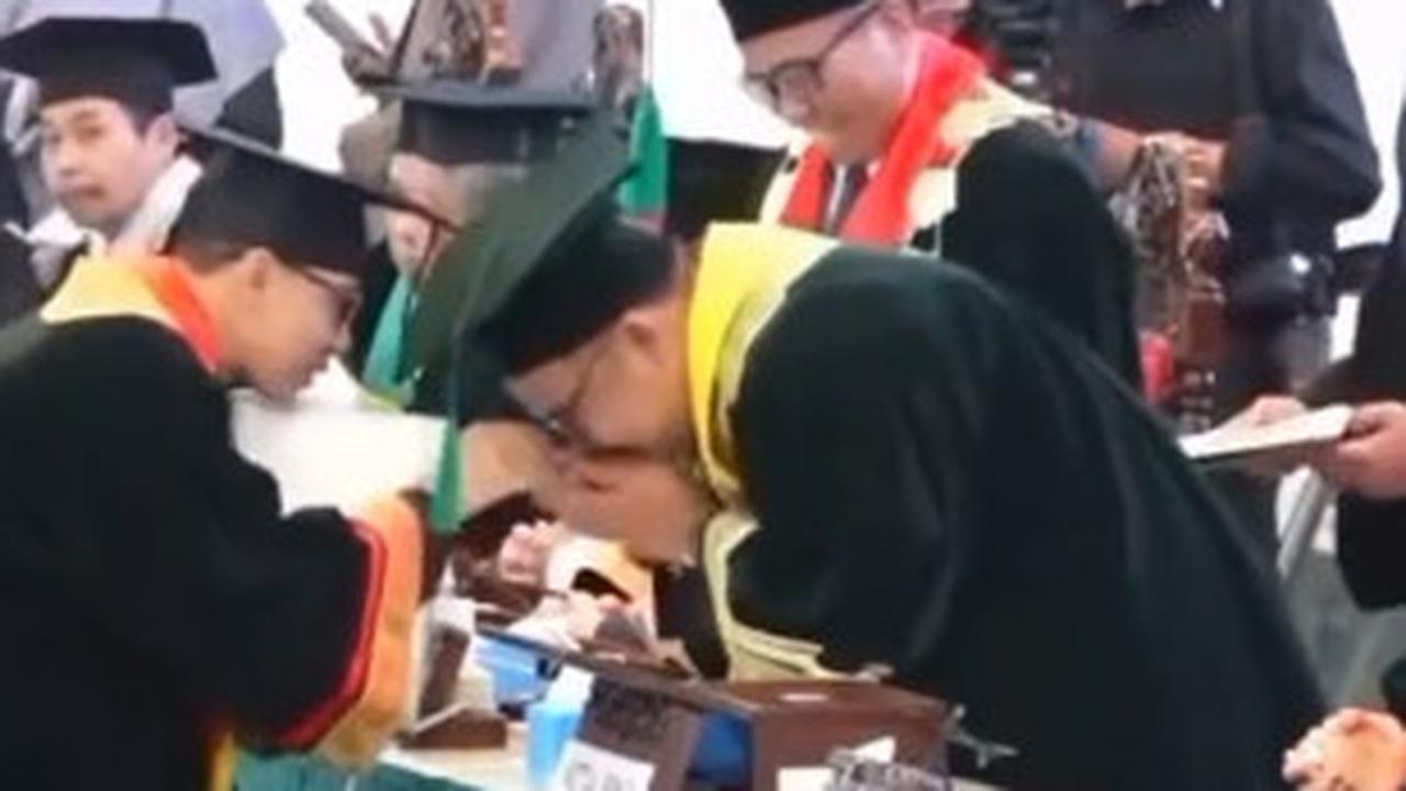 Bukan Mahasiswa Biasa, Pria ini Diwisuda Rektor dan Dekan Sampai Cium Tangannya