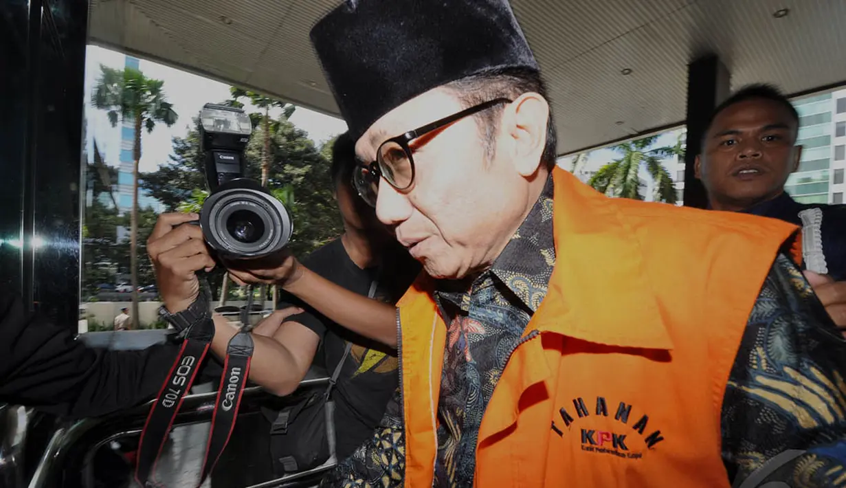 Eks Sekjen Kementerian ESDM, Waryono Karno memilih tutup mulut saat wartawan mencecarnya dengan pertanyaan sebelum menjalani pemeriksaan di KPK, Jakarta, Senin (29/12/2014). (Liputan6.com/Miftahul Hayat)