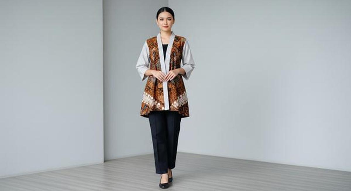 8 Contoh Model Atasan Batik Kimono Wanita 2025, Tampil Stylish dan Modern