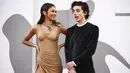 Zendaya (kiri) dan Timothee Chalamet berpose di depan para fotografer setibanya untuk pemutaran film "Dune" selama Venice Film Festival ke-78 di Venesia, Italia, Jumat (3/9/2021). (Photo by Joel C Ryan/Invision/AP)