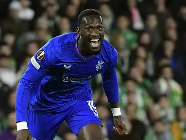 Pemain Glasgow Rangers Abdallah Sima melakukan selebrasi usai mencetak gol ke gawang Real Betis pada pertandingan sepak bola Grup C Liga Europa di Stadion Benito Villamarin, Seville, Spanyol, Kamis (14/12/2023). (CRISTINA QUICLER/AFP)