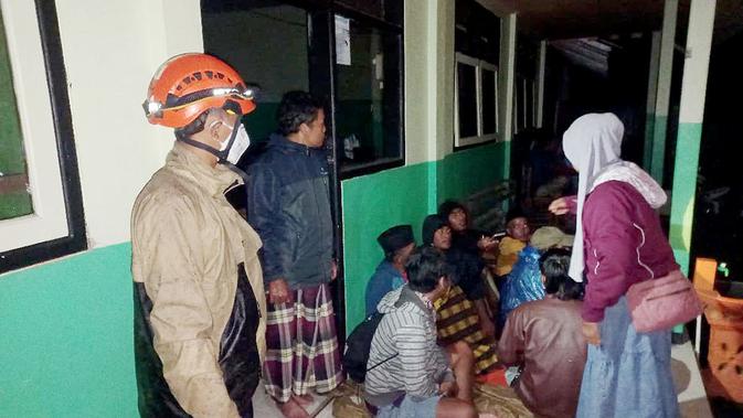 Evakuasi Dini Warga Zona Merah Gunung Semeru Menuju Titik Aman