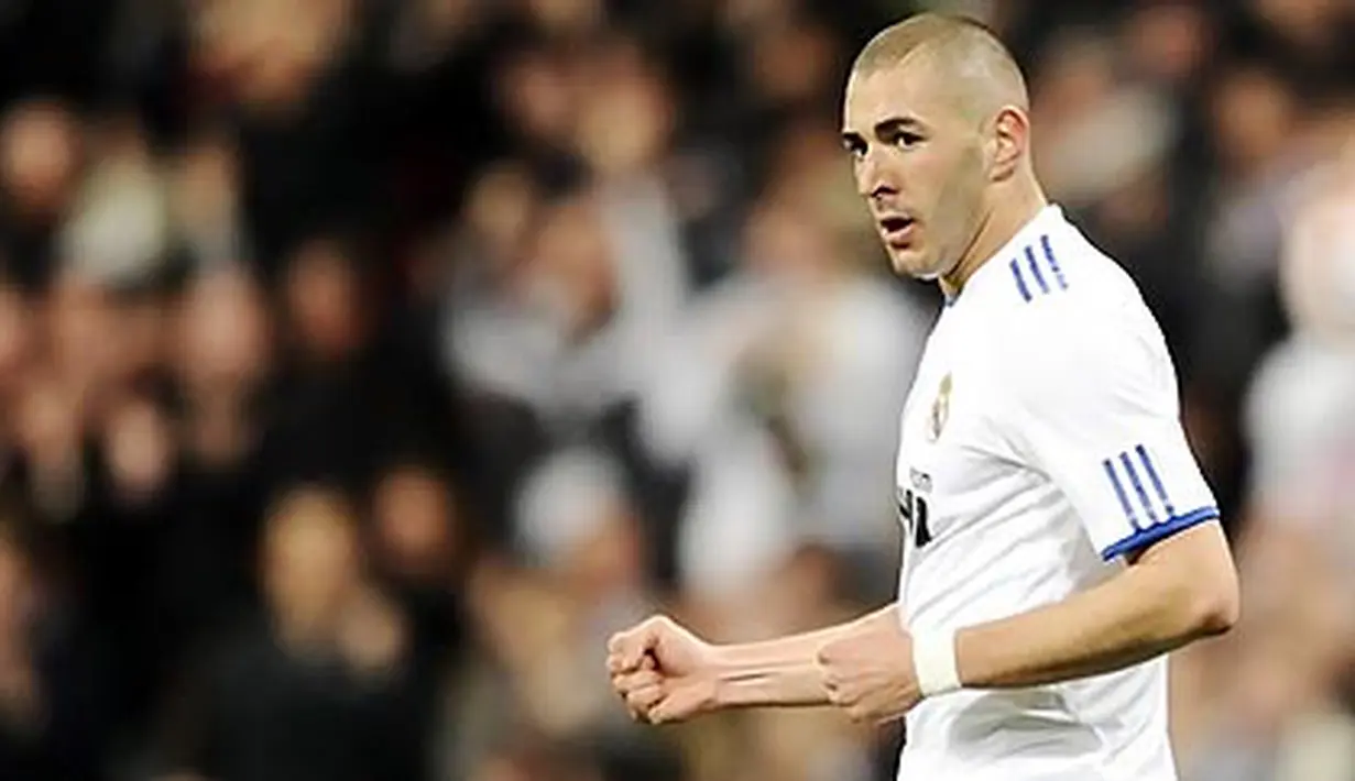 Striker Real Madrid Karim Benzema menciptakan dua gol untuk membantu timnya mengalahkan Hercules 2-0 dalam laga La Liga di Santiago Bernabeu, 12 Maret 2011. AFP PHOTO/PIERRE-PHILIPPE MARCOU