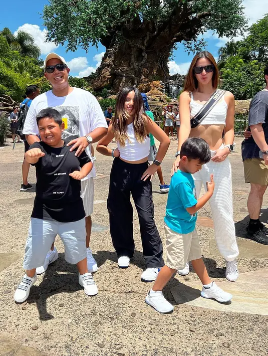 Tampil all white, Nia Ramadhani terlihat stylist dengan set knit crop top dan pants [@ramadhaniabakrie]