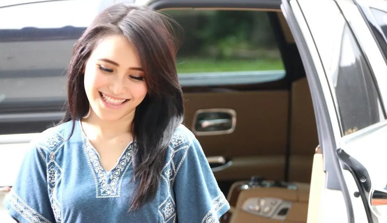 Sama dengan kebanyakan orang, di awal tahun 2018 kemarin Ayu pun memberikan ucapan selamat tahun baru di akun Instagramnya. Ia mengunggah empat foto yang dikolase dengan berbagai ekspresi. (Instagram/ayutingting92)