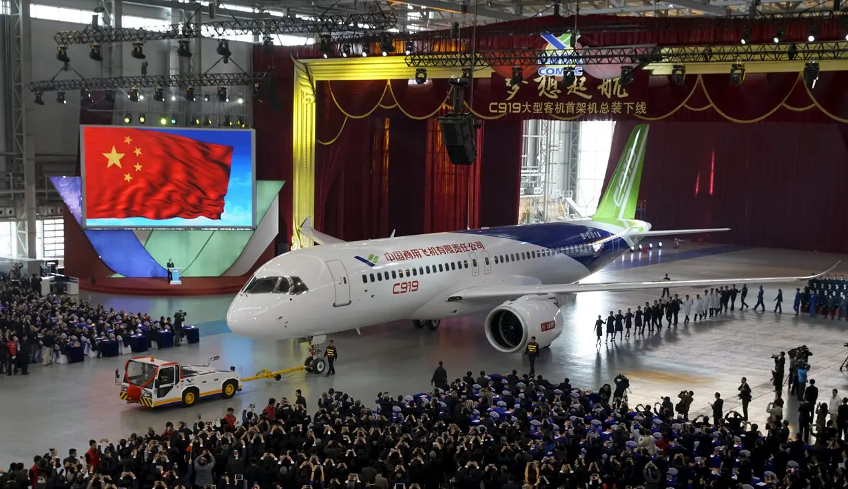 Pesawat C919 saat diperkenalkan oleh Aircraft Corp of China ( Comac) di Pabrik Comac, Shanghai, China, (2/11/2015). Comac sudah menerima 517 pesanan untuk pesawat C919 ini. (REUTERS/Stringer)
