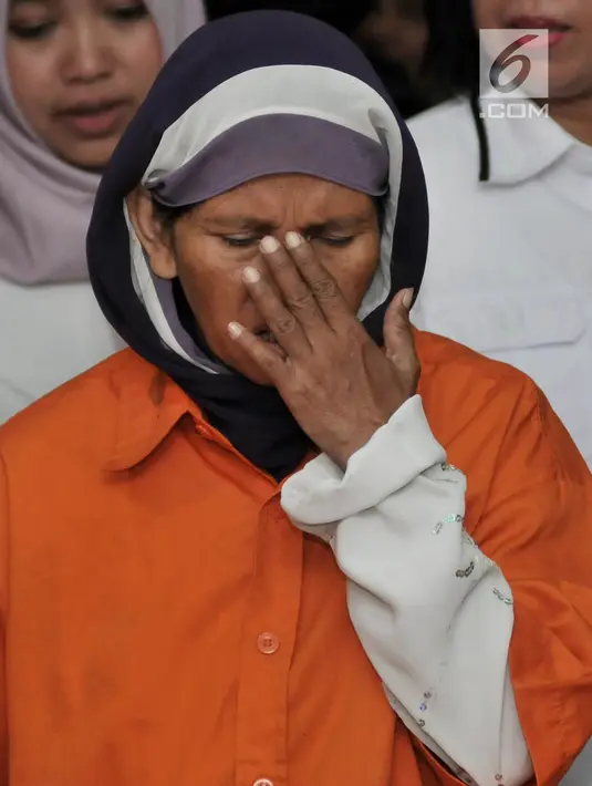 Pelaku berinsial A (55) dihadirkan dalam rilis pengungkapan kasus penculikan balita ASA (3) di Mapolda Metro Jaya, Jakarta, Senin (15/4). Balita ASA, korban penculikan di Masjid Al Amin Bintara Jaya Bekasi, pada Selasa pekan lalu ditemukan di Stasiun Pasar Senen. (merdeka.com/ Iqbal S. Nugroho)