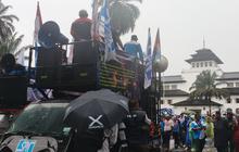 Buruh Jabar Demo di Gedung Sate, Desak Kenaikan Upah Minimum dan Hapus Outsourcing