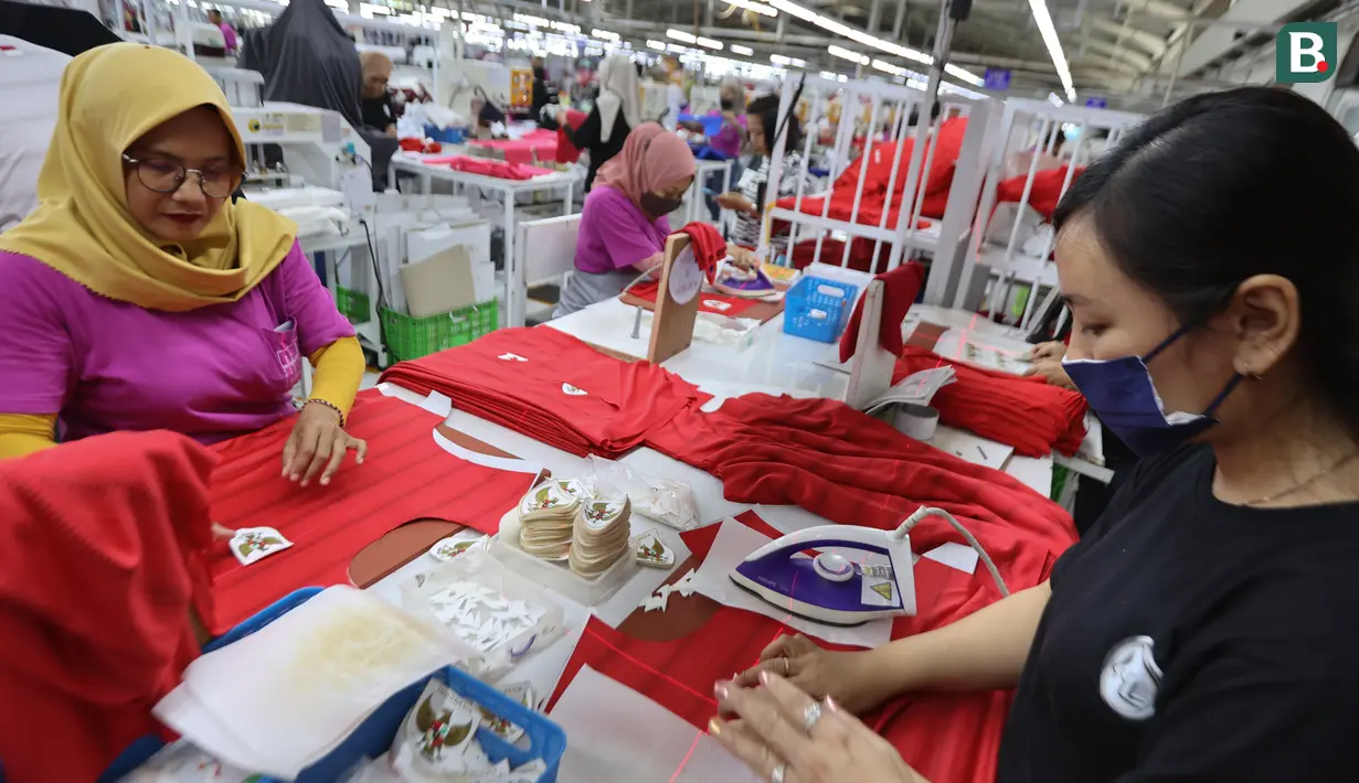 Para pekerja sedang memproduksi jersey Timnas Indonesia di pabrik yang berada daerah Bandung, Jawa Barat pada Rabu (12/2/2025). (Bola.com/Abdul Aziz)