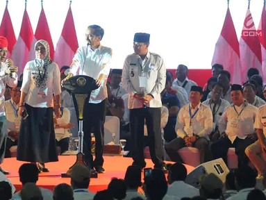 Presiden Joko Widodo berbincang saat menghadiri Silaturahmi Nasional Pemerintahan Desa se-Indonesia di Jakarta, Rabu (10/4). Presiden  Jokowi mengatakan akan terus menaikkan jumlah dana desa serta memudahkan sistem laporan pertanggung jawabannya. (Liputan6.com/Angga Yuniar)