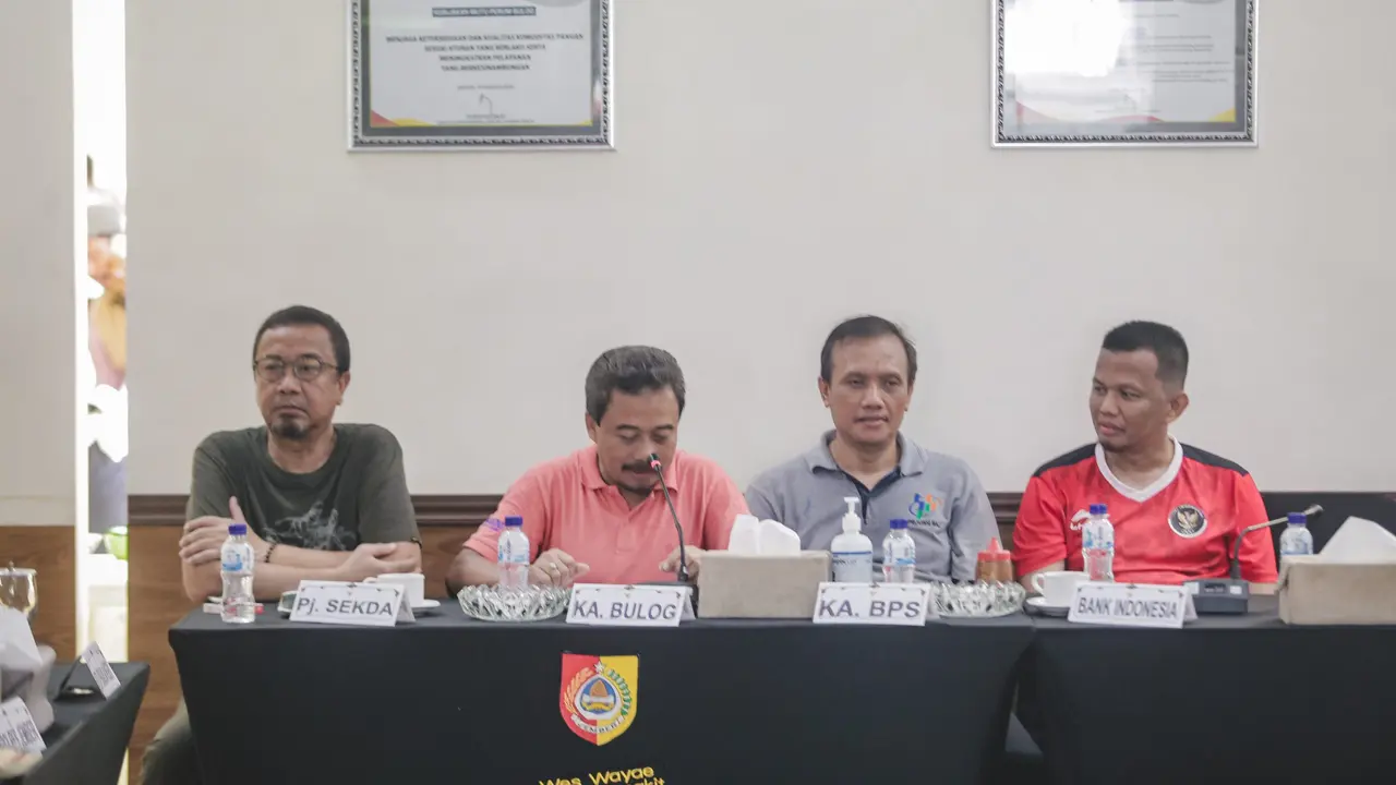 Kepala Bulog Subdivre Jember, Ahmad Mustari saat memaparkan stok  beras di Jember. (Istimewa)