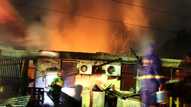 Kebakaran menghanguskan rumah asrama Brimob Polda Riau di Pekanbaru, Riau, Sabtu (12/7) dinihari. Api diduga berasal dari hubungan arus pendek listrik.