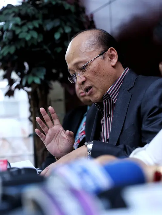 "Udah jadi laporan nih. Hari ini kita dan pak Mario laporkan Deddy Corbuzier di dua acara yaitu satu di Hitam Putih dan satu website, Deeper with Deddy," ujar Vidi di Polda Metro Jaya, Jakarta Selatan, Rabu (16/11). (Adrian Putra/Bintang.com)