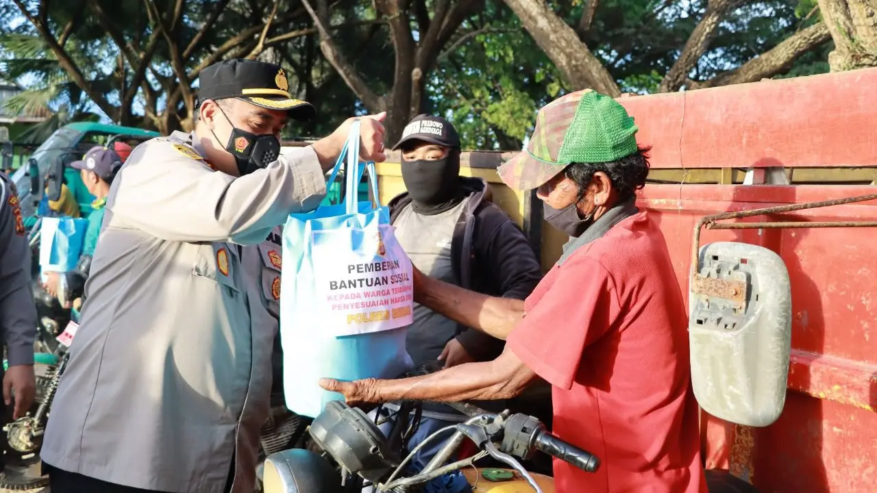 polisi membagikan paket sembako untuk warga Berau terdampak kenaikan BBM. (Istimewa)