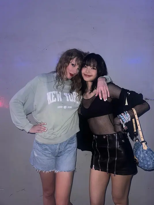 <p>Dalam carousel Instagram Lisa, Taylor Swift terlihat melingkarkan lengannya di bahu Lisa sambil menyandarkan kepalanya. Dia mengenakan hoodie berwarna abu-abu yang dipadukan dengan celana pendek denim. (Foto: Instagram/ lalalalisa_m)</p>